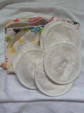 Kindred Bravely Cream Reusable nursing pads with bag